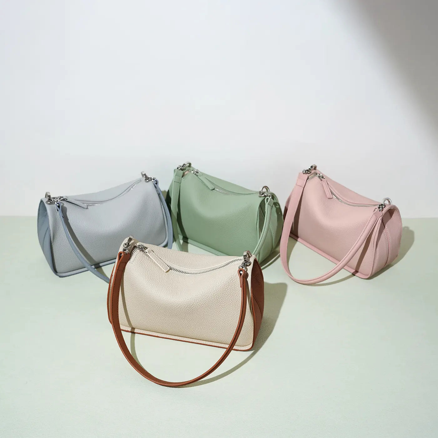 Los tres colores de la bandolera juntos: gris glaciar, verde salvia y rosa peonía