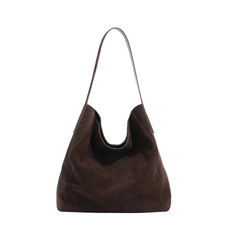 Tote de ante en chocolate, visto de frente sobre fondo blanco